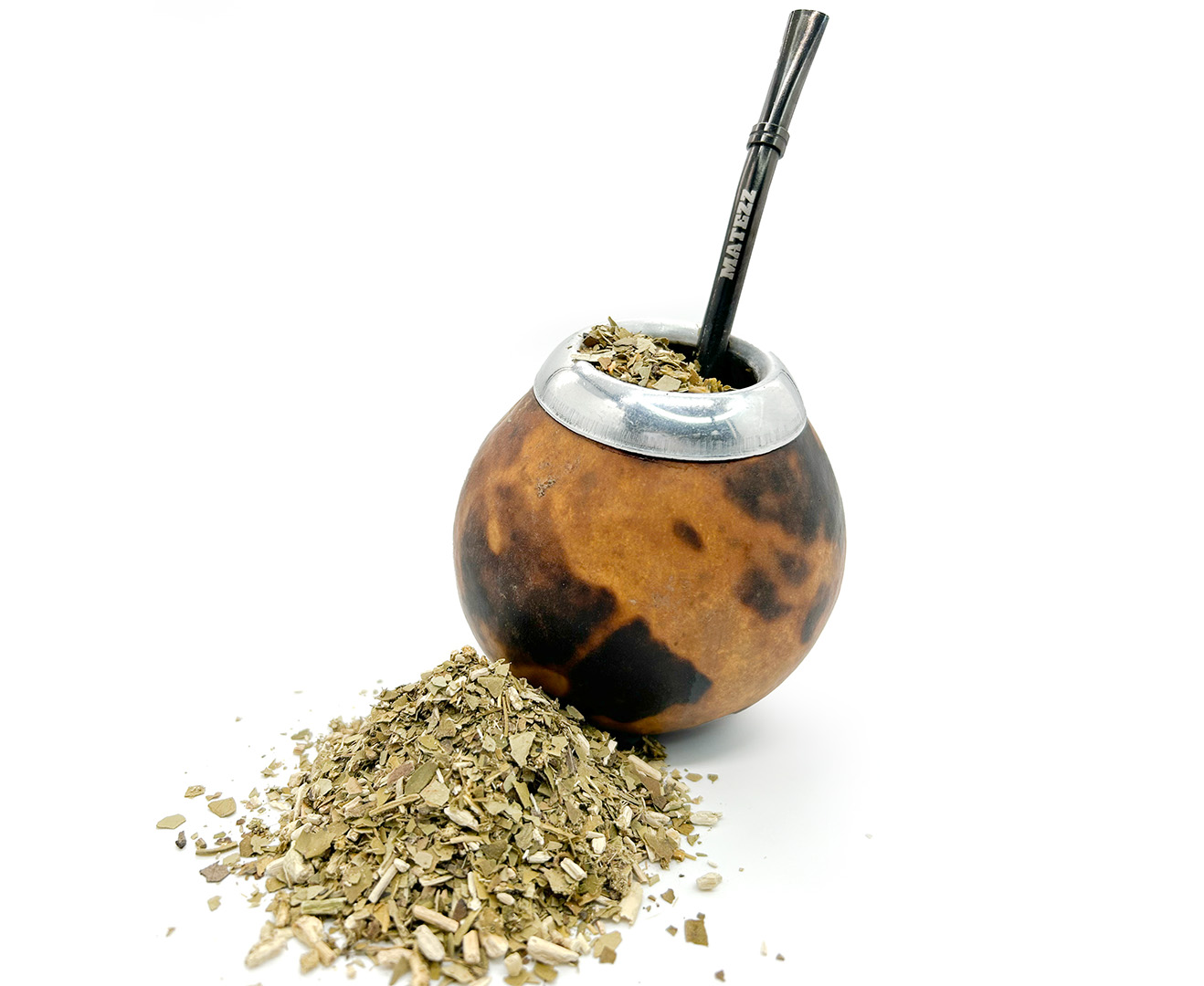 Frissen szedett yerba maté levelek és egy gőzölgő csésze, amelyek az ital természetes eredetét hangsúlyozzák. Dél-Amerikai Yerba Maté tea
